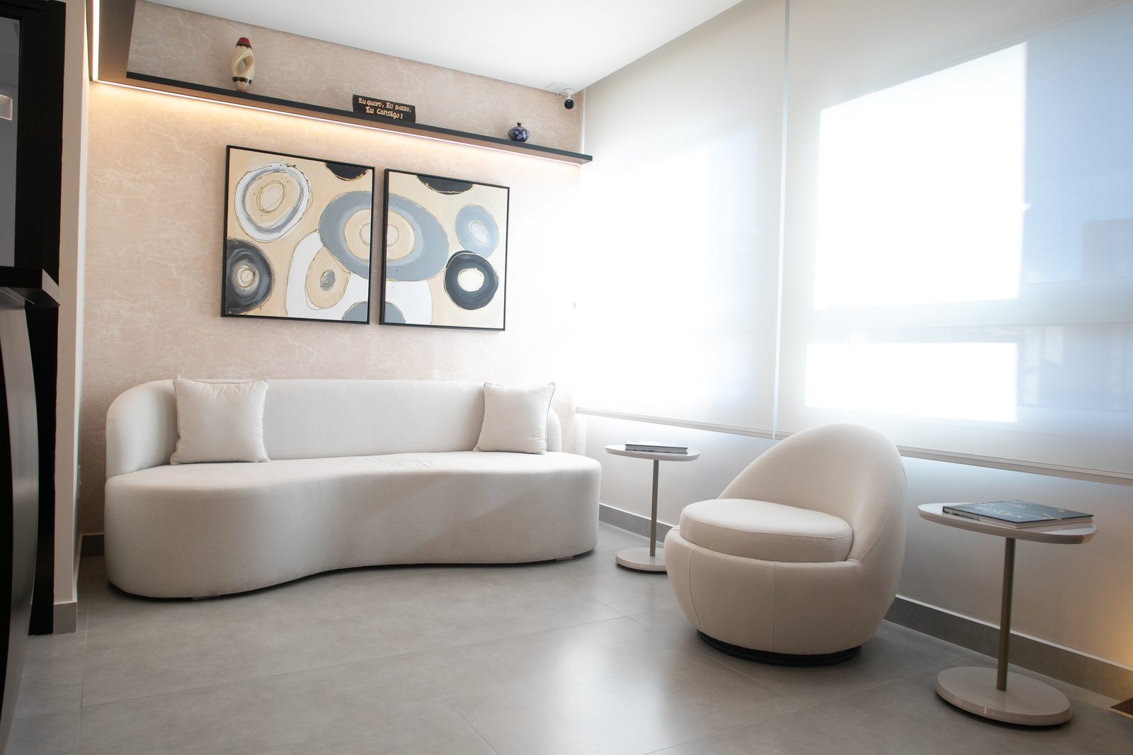 Sala de espera com sofá e arte